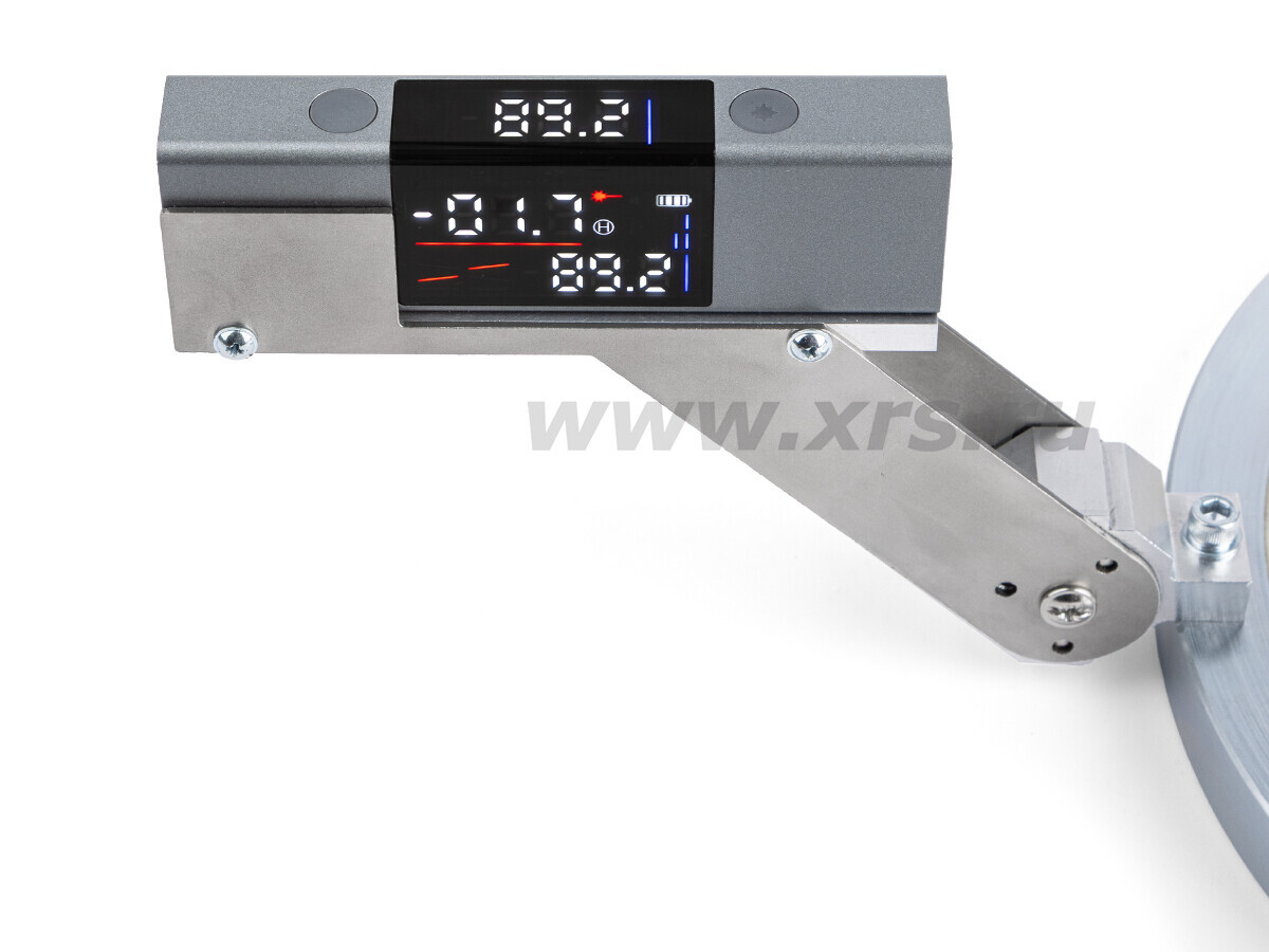 Цифры над красной линией показывают положение целеуказателя относительно горизонтальной плоскости; цифры рядом с синей линией показывают положение относительно вертикальной плоскости