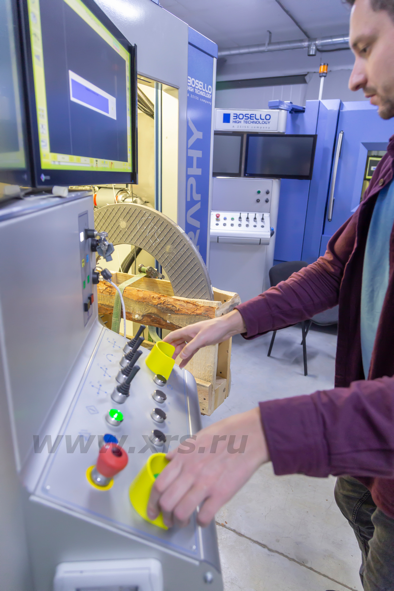 Загрузка объекта контроля в камеру радиационной защиты